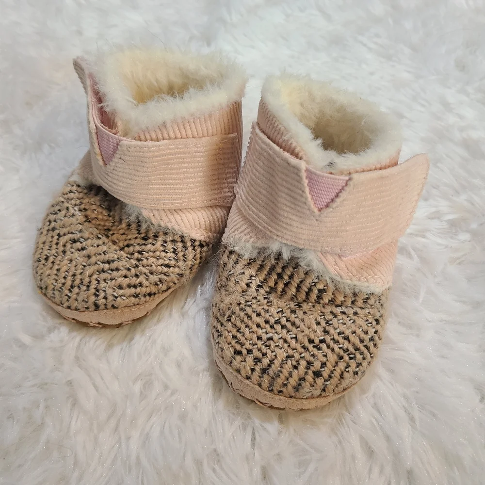 Toms Sz 4 Faux Fur Lined Pink Crib Shoes